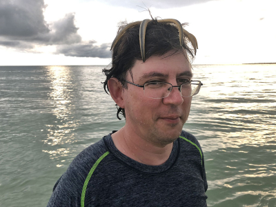 Морская звезда уютно устроилась у Ильи на голове.