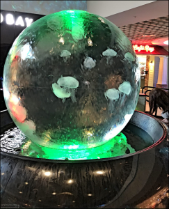 Красивая инсталляция с медузами на выходе из аквариума The Florida Aquarium:
<a href="https://www.flaquarium.org/" target="_blank" rel="noopener">https://www.flaquarium.org/</a>