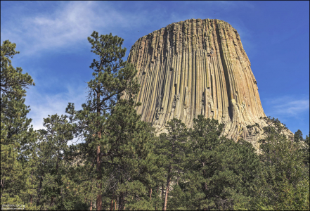 Башня дьявола – это монолит вулканического происхождения, высотой 300 метров.