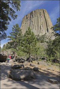 Башня образовалась из магматического расплава, который поднялся из глубин Земли и застыл в виде шестигранных колонн.