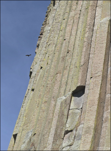 По мере остывания магмы образовывались шестиугольные колонны, шириной до 6 метров и высотой 180 метров.