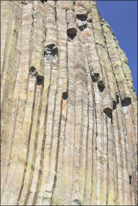 Части или даже целые колонны скалы Башни Дьявола постоянно откалываются и падают. У подножия башни лежат груды разбитых колонн, валунов, небольших камней, называемых осыпями.