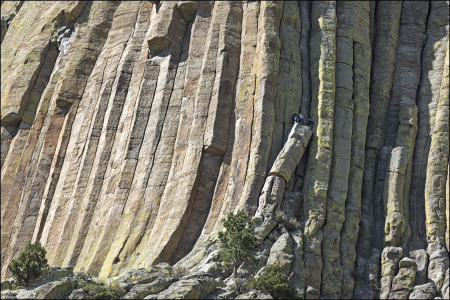 Самый популярный альпинистский путь на вершину Башни называется "Durrance Route". Многие считают его наименее сложным маршрутом, но он по-прежнему представляет собой трудную задачу даже для опытных альпинистов.