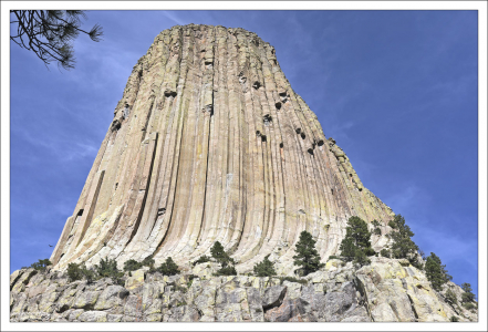 Колонны Башни Дьявола — ее самая яркая особенность. Известные как столбчатое соединение (columnar jointing), они не уникальны. Похожие геологические явления можно найти и в других частях мира.
Однако их размер не имеет себе равных.