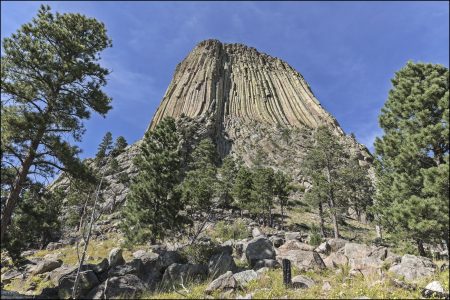 Башня Дьявола возвышается над окружающими лугами и сосновыми лесами, словно огромный каменный страж.