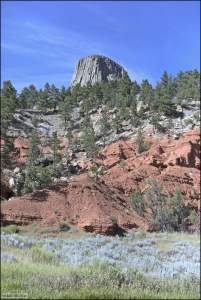 Видимые слои осадочных пород возле Башни дьявола. В них обнаружены окаменелые останки морских растений и существ (белемниты, криноидеи, и др.).