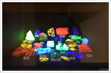 Большая выставка разноцветных кристаллов, минералов и драгоценных камней. Это коллекция мирового уровня, включающая экспозицию минералов, которые светятся в ультрафиолетовом свете.