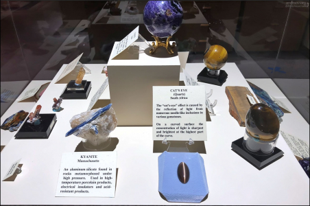 Коллекция драгоценных и полудрагоценных камней со всего мира. Есть из России, включая редкий чароит - большая фиолетовая сфера вверху.