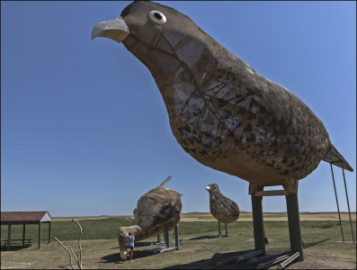 Pheasants on the Prairie - Фазаны в прерии - одна из скульптурных групп вдоль Зачарованного шоссе в Северной Дакоте.