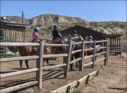 Подготовка к конной прогулке.