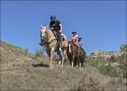 На лошадях по холмам и каньонам на восточной стороне Медоры.