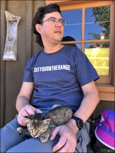 Местный котенок нашел своего Большого Человека :)