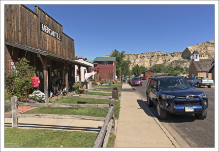 Арендованная Toyota 4Runner SR5 в центре городка Медора.