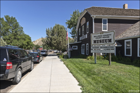 Medora - это бывший военный городок, носивший ранее название Little Missouri.
Официальное название Медора он получил в 1883 году от маркиза де Мора, предприимчивого французского дворянина, мечтавшего создать империю по упаковке мяса. Он назвал город в честь своей жены Медоры фон Хоффман.