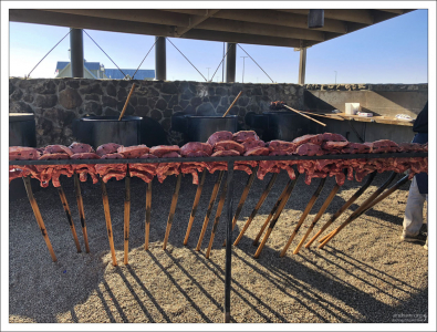 Pitchfork steak fondue (стейки на вилах).
Повара – плечистые и мускулистые ковбои – накалывают на вилы сразу по 4-5 стейков, и затем опускают их в чаны с кипящим маслом. Там мясо готовится около 5 минут до стадии medium-rare, после чего его можно раздавать гостям.