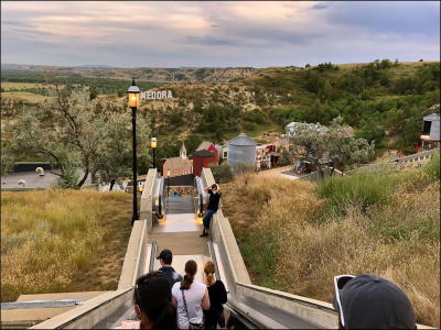 В амфитеатр, где проходит музыкальное шоу Medora musical, ведет эксалатор, расположенный прямо на холмах.