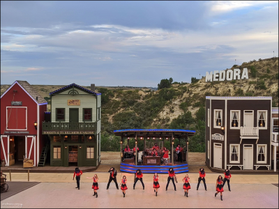 В музыкальном шоу под открытым небом отражена история Медоры, Тедди Рузвельта и исторического американского Запада.