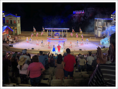 Medora Musical.
<a href="https://medora.com/medoramusical/" target="_blank" rel="noopener">Купить билеты >></a>