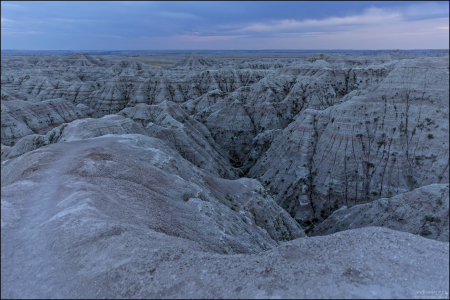 За складчатыми холмами открывается вид на долину Белой реки (White River Valley).