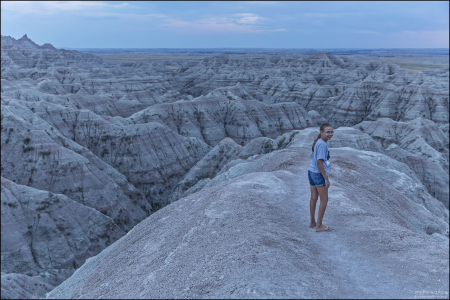 Саша разминается на обзорной площадке White River после долгой дороги.