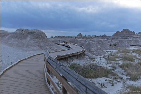 Над местами с особенно хрупкой почвой в парке Badlands проложены деревянные мостки.