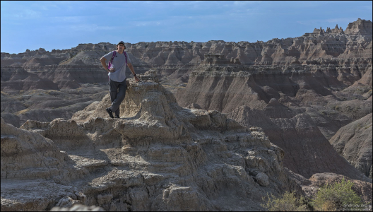 Илья на тропе The Door Trail в национальном парке Badlands.