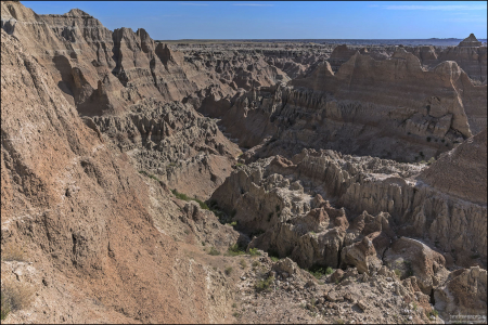 Бесплодные земли — это засушливая местность с богатой глиной почвой, которая подверглась значительной эрозии под воздействием ветра и воды.