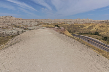 Желтые, фиолетовые, серые и красноватые пласты соответствуют геологическим формациям разного возраста.