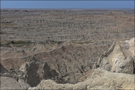 Современный рельеф в национальном парке Бэдлендс образован двумя простыми процессами: отложением осадочных пород и эрозией.