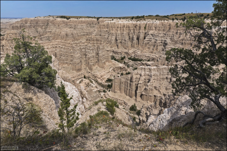 Слои Бесплодных земель соответствуют различным моментам геологического времени. Они начинаются с самого старого слоя внизу (70 млн лет), затем движутся вверх в пространстве и времени к самому молодому слою, который находится на вершине формаций (30 млн лет).