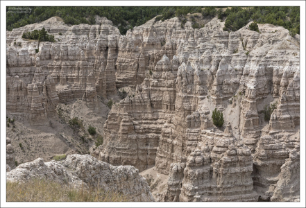 Изъеденные эрозией столбцы более устойчивы, чем окружающие их породы.