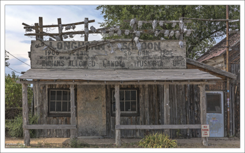 Заброшенный салун у дороги, украшенный настоящими черепами животных.