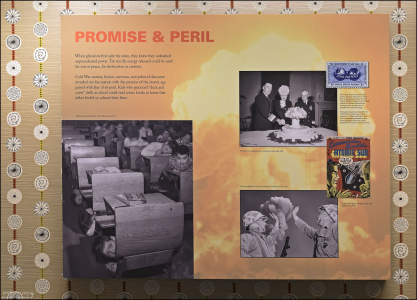 Исторические материалы времен Холодной войны: американские школьники учатся прятаться от атомного взрыва под партами (1951 г.); адмирал William H.P. Blandy с женой разрезают торт в виде ядерного гриба (1946 г.); морские пехотинцы игриво "трогают" ядерное облачко во время тестового испытания в 1952 году.