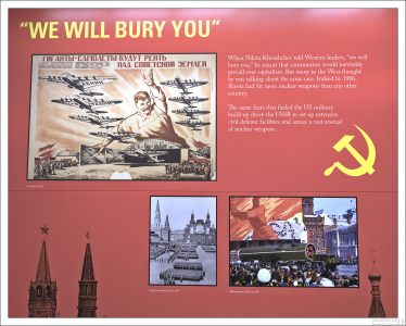 Когда Никита Хрущев сказал западным лидерам: "Мы вас закопаем!", он имел в виду, что коммунизм победит капитализм.
Но многие на Западе восприняли его слова как сигнал к началу гонки вооружений.