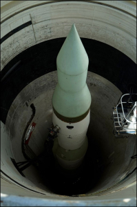 С 1963 года до начала 1990-х годов в шахте Дельта-09 находилась полностью работоспособная ракета Минитмен с ядерной боеголовкой мощностью 1,2 мегатонны. Это в шестьдесят шесть раз мощнее атомной бомбы, опустошившей Хиросиму.