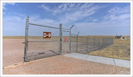 Вход на территорию ракетной шахты Дельта-09. За всем следит комплекс IMPSS (improved minuteman physical security system – усовершенствованная антенна системы физической безопасности Минитмена).