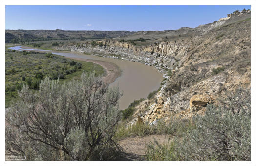Тропа Wind Canyon trail проходит вдоль изъеденных ветром скал над рекой Литл-Миссури.
