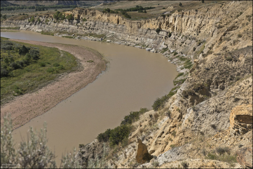 Река Little Missouri River протекает через обе части национального парка Теодор-Рузвельт. В северной части парка река резко поворачивает на восток.
Её длина составляет около 901 км.