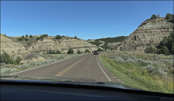 Круговая дорога Scenic loop drive через южную часть парка Теодор-Рузвельт.
36 миль (58 км).