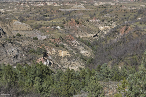 Обзорная площадка Badlands Overlook.
Подобный рельеф издавна называли "бесплодные земли".
Первыми людьми, увидевшими эту местность, были коренные американцы. Современные племена, такие как лакота, называли эту землю «mako sica» (mah-koh see-kah). Это было переведено как «бесплодные земли». Некоторые из первых европейских исследователей придумали похожие названия. Французские торговцы называли ее «плохой землей для путешествий».