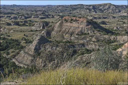 Самая распространенная форма рельефа бэдлендс - это "butte". Рифмуется со словом "cute", а не "задница" :)
У него обычно крутые склоны и плоская вершина. Сторона, обращенная на юг, круче.
