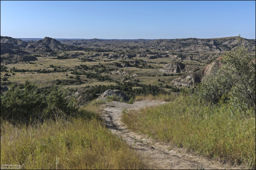 Каньоны, ущелья, овраги, холмы, мезы, худу и другие подобные геологические формы очень типичны для бедлендов. Такой рельеф непригоден для хозяйственной деятельности, откуда и происходит название.