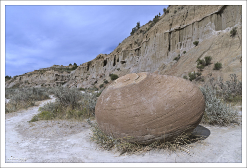 Конкреция (от лат. Concretio — стяжение, сгущение) — шаровидный (иногда как бы сплюснутый, неправильно округленный) минеральный агрегат.