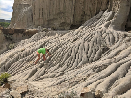 Саша на застывшей "лаве". На самом деле это песчаник.