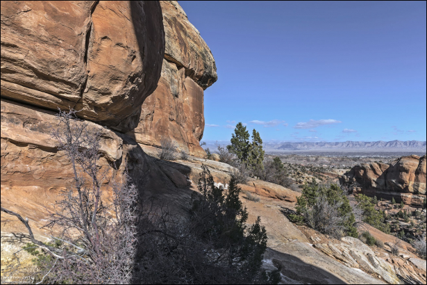 Парк Colorado National Monument расположен на высокогорье в западном Колорадо. Лето здесь жаркое и сухое, а зима холодная, с небольшим количеством снега.