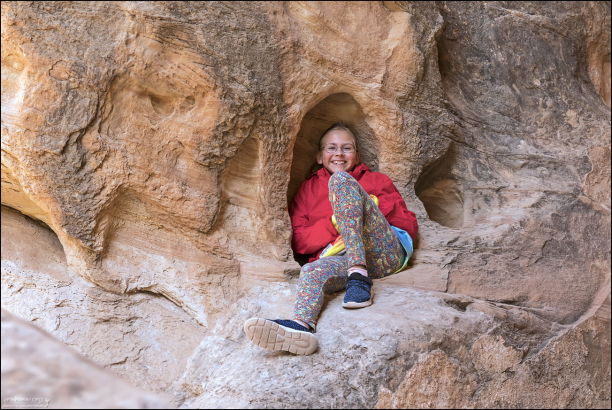 Саша нашла удобную нишу для отдыха в песчанике.