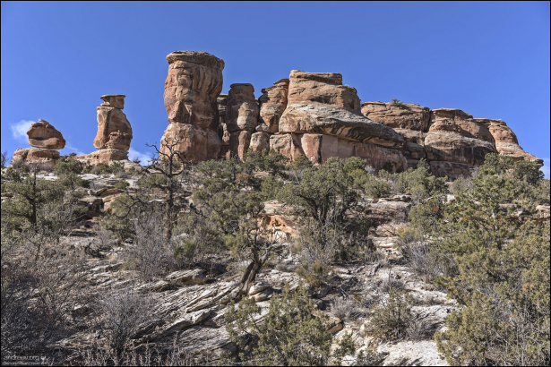 Окаменевший песчаник Уингейт (Wingate Sandstone) сформировался примерно 200 миллионов лет назад в позднем триасе. В этот период произошло вымирание около 76% всех видов наземной и морской жизни.