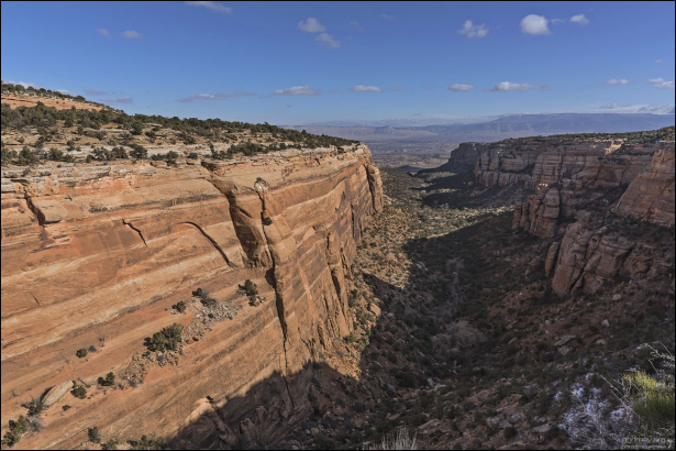 Red Canyon с высоты объездной дороги Rim Rock drive. Вдалеке виден город Grand Junction.
