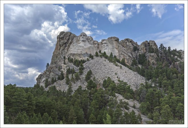 Национальный мемориал Mount Rushmore представляет собой колоссальную скульптуру, высеченную на гранитном склоне горы Рашмор в Южной Дакоте.