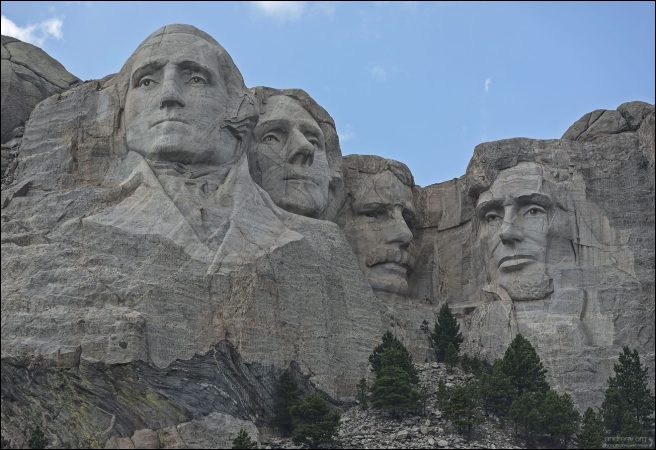 На горе Рашмор можно увидеть скульптурные головы Джорджа Вашингтона, Томаса Джефферсона, Теодора Рузвельта и Авраама Линкольна работы Гутзона Борглума (слева направо).